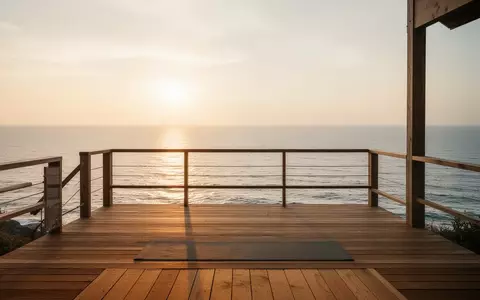 Ein leeres Holzdeck für Yoga-Übungen mit Blick auf das ruhige Meer bei Sonnenaufgang. - Foto: über boerse-global.de