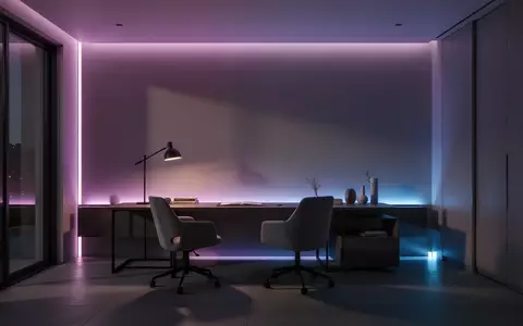 Ein modern gestalteter Arbeitsbereich mit stimmungsvoller, indirekter Beleuchtung in Blau- und Violetttönen. - Foto: über boerse-global.de