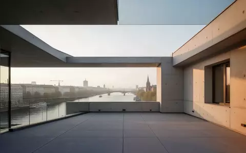 Eine leere, moderne Dachterrasse in Berlin in der Morgensonne mit Blick auf die Spree. - Foto: über boerse-global.de