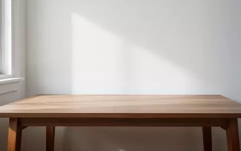 Ein minimalistischer, leerer Schreibtisch in einer hellen, ruhigen Arbeitsumgebung bei natürlichem Licht. - Foto: über boerse-global.de