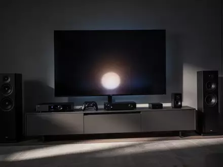 Ein minimalistisch eingerichtetes Wohnzimmer mit hochwertiger Technik in dunkler, atmosphärischer Beleuchtung. - Foto: über boerse-global.de