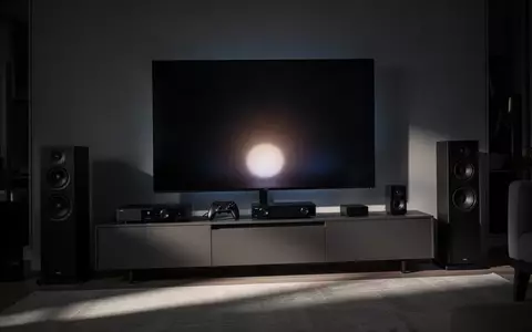 Ein minimalistisch eingerichtetes Wohnzimmer mit hochwertiger Technik in dunkler, atmosphärischer Beleuchtung. - Foto: über boerse-global.de