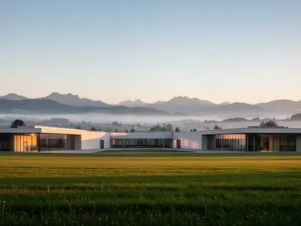 Moderne Industriearchitektur in einer grünen Landschaft in Süddeutschland bei Dämmerung. - Foto: über boerse-global.de