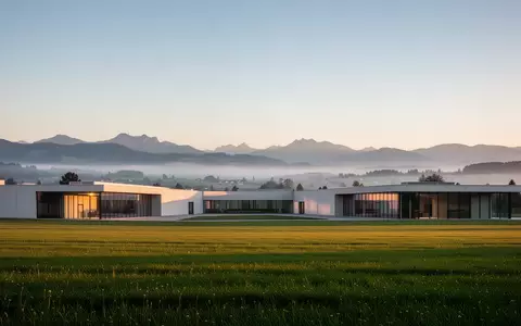 Moderne Industriearchitektur in einer grünen Landschaft in Süddeutschland bei Dämmerung. - Foto: über boerse-global.de