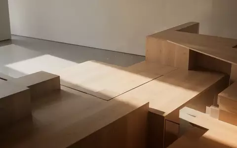 Ein minimalistischer, lichtdurchfluteter Arbeitsbereich mit Holzoberflächen und weichen Schatten, der wirtschaftliches Wachstum symbolisiert. - Foto: über boerse-global.de