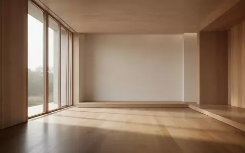 Ein minimalistischer, lichtdurchfluteter Raum mit warmen Holzoberflächen, der Ruhe und psychologische Stabilität vermittelt. - Foto: über boerse-global.de
