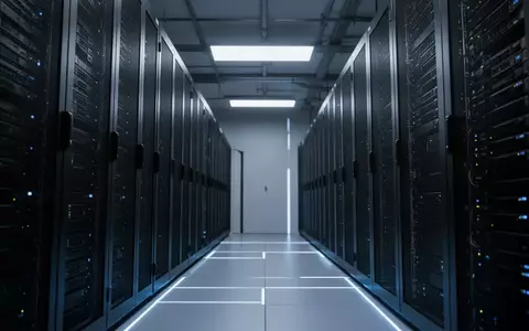 Moderne, minimalistische Server-Infrastruktur mit blauer Beleuchtung und klaren geometrischen Linien in einem Rechenzentrum. - Foto: über boerse-global.de