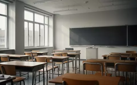 Ein leerer, modern eingerichteter Klassenraum mit Holztischen und Stühlen bei natürlichem Lichteinfall. - Foto: über boerse-global.de