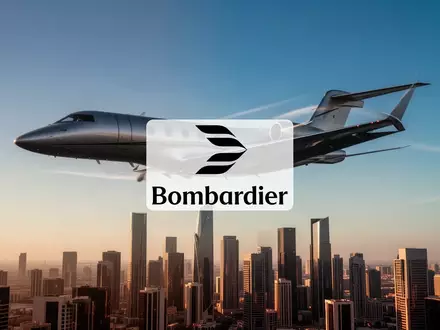Ein luxuriöser Business-Jet fliegt über eine moderne Skyline bei Sonnenuntergang. - Foto: über boerse-global.de