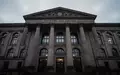 Die Fassade eines klassischen deutschen Gerichtsgebäudes mit steinernen Säulen unter einem bewölkten Himmel. - Foto: über boerse-global.de