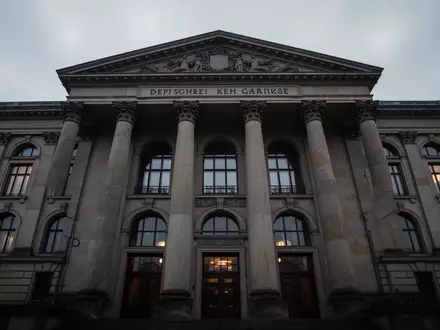 Die Fassade eines klassischen deutschen Gerichtsgebäudes mit steinernen Säulen unter einem bewölkten Himmel. - Foto: über boerse-global.de