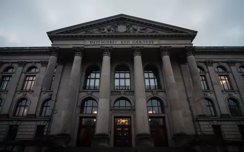 Die Fassade eines klassischen deutschen Gerichtsgebäudes mit steinernen Säulen unter einem bewölkten Himmel. - Foto: über boerse-global.de