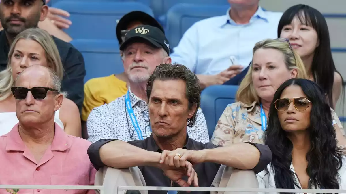 Die US-Schauspieler Woody Harrelson (l) und Matthew McConaughey verfolgen das Halbfinale von der Tribüne.  - Bild: Kirsty Wigglesworth/AP/dpa