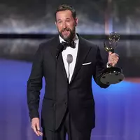 Noah Wyle ist nominiert für einen Emmy für seine Leistung in der Krankenhausserie «The Pitt».  - Foto: Chris Pizzello/Invision/dpa