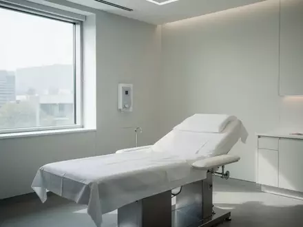 Ein minimalistischer, leerer Behandlungsraum in einem modernen medizinischen Versorgungszentrum bei Tageslicht. - Foto: über boerse-global.de