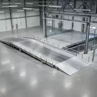 Leere, sterile Prüfhalle für Nutzfahrzeuge mit glattem Betonboden und industrieller Stahlarchitektur. - Foto: über boerse-global.de