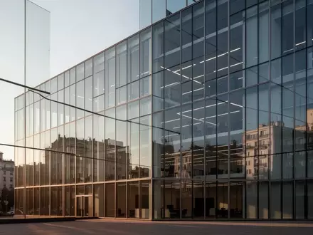 Moderne Glasfassade eines Bürogebäudes im Sonnenlicht - Foto: über boerse-global.de