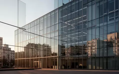 Moderne Glasfassade eines Bürogebäudes im Sonnenlicht - Foto: über boerse-global.de