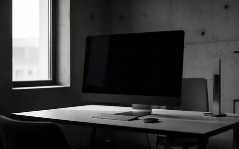 Ein dunkler, leerer Computermonitor auf einem minimalistischen Schreibtisch in einem modern eingerichteten Büro. - Foto: über boerse-global.de