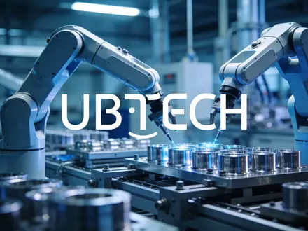 Moderne Industrierobotik in einer automatisierten Fertigungshalle mit futuristischer Beleuchtung. - Foto: über boerse-global.de