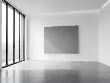 Ein minimalistischer, moderner Innenraum mit hellem Betonboden und weichem Tageslicht, der eine aufgeräumte, technische Atmosphäre vermittelt. - Foto: über boerse-global.de