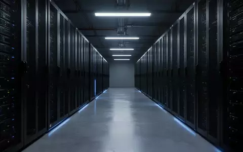 Ein dunkler, moderner Serverraum mit leeren Serverschränken in einer industriellen Umgebung ohne Text oder Personen. - Foto: über boerse-global.de