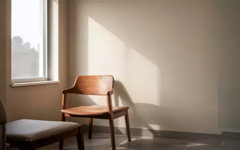 Ein minimalistischer, ruhiger Wartebereich in einer psychotherapeutischen Praxis mit natürlichem Licht und leeren Stühlen. - Foto: über boerse-global.de