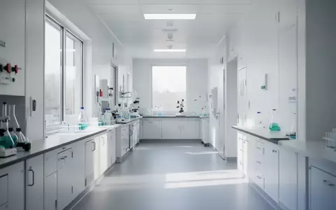 Ein heller, moderner Klinikflur mit weißer Architektur, der eine klinische und wissenschaftliche Atmosphäre vermittelt. - Foto: über boerse-global.de