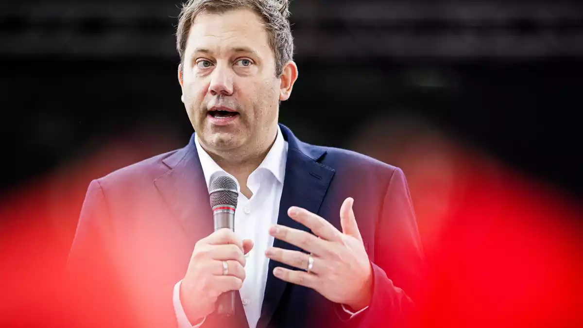 Der SPD-Vorsitzende Lars Klingbeil verwahrt sich scharf gegen Angriffe aus der Union auf seine Co-Parteichefin Bärbel Bas. - Bild: Moritz Frankenberg/dpa