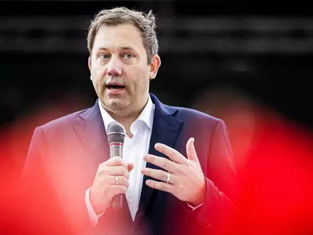 Der SPD-Vorsitzende Lars Klingbeil verwahrt sich scharf gegen Angriffe aus der Union auf seine Co-Parteichefin Bärbel Bas. - Foto: Moritz Frankenberg/dpa
