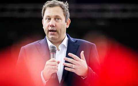 Der SPD-Vorsitzende Lars Klingbeil verwahrt sich scharf gegen Angriffe aus der Union auf seine Co-Parteichefin BĂ€rbel Bas. - Foto: Moritz Frankenberg/dpa
