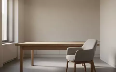 Ein minimalistischer, heller Untersuchungsraum mit einem leeren Holztisch und einem Stuhl in einer ruhigen, modernen Umgebung. - Foto: über boerse-global.de