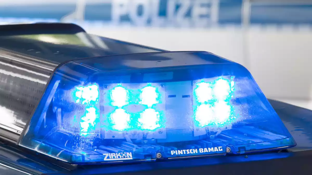 Polizei und Rettungsdienst wurden zu der Senioreneinrichtung alarmiert. (Symbolbild)  - Bild: Friso Gentsch/dpa
