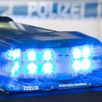 Polizei und Rettungsdienst wurden zu der Senioreneinrichtung alarmiert. (Symbolbild)  - Foto: Friso Gentsch/dpa