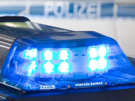 Polizei und Rettungsdienst wurden zu der Senioreneinrichtung alarmiert. (Symbolbild) - Foto: Friso Gentsch/dpa