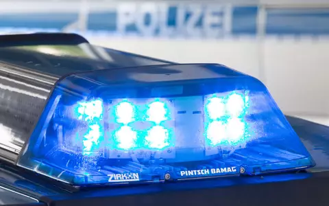 Polizei und Rettungsdienst wurden zu der Senioreneinrichtung alarmiert. (Symbolbild)  - Foto: Friso Gentsch/dpa