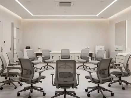 Ein heller, minimalistischer Schulungsraum in einer medizinischen Einrichtung mit leeren StĂĽhlen in einem Halbkreis. - Foto: ĂĽber boerse-global.de