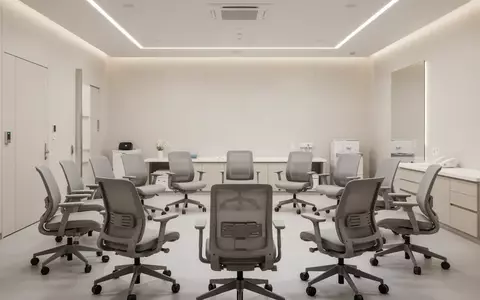 Ein heller, minimalistischer Schulungsraum in einer medizinischen Einrichtung mit leeren Stühlen in einem Halbkreis. - Foto: über boerse-global.de