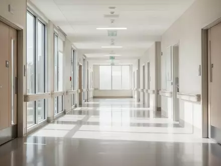 Ein heller, moderner Krankenhausflur mit natürlichem Lichteinfall und minimalistischer Architektur. - Foto: über boerse-global.de