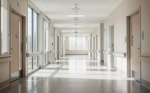 Ein heller, moderner Krankenhausflur mit natürlichem Lichteinfall und minimalistischer Architektur. - Foto: über boerse-global.de