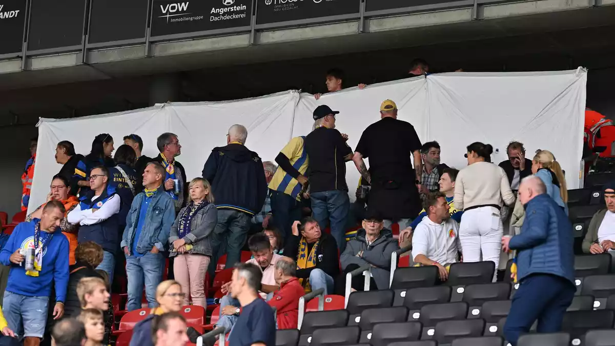 Ein Zuschauer ist nach einem Notfall bei der Zweitliga-Partie zwischen Eintracht Braunschweig und Dynamo Dresden gestorben. - Bild: Swen Pförtner/dpa