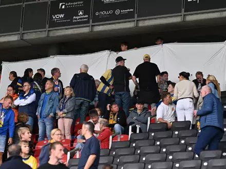 Ein Zuschauer ist nach einem Notfall bei der Zweitliga-Partie zwischen Eintracht Braunschweig und Dynamo Dresden gestorben. - Foto: Swen Pförtner/dpa