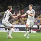  Torschütze Nicolai Rapp (r) feiert mit Alexander Rossipal das 1:0 für Dynamo Dresden. - Bild: Swen Pförtner/dpa