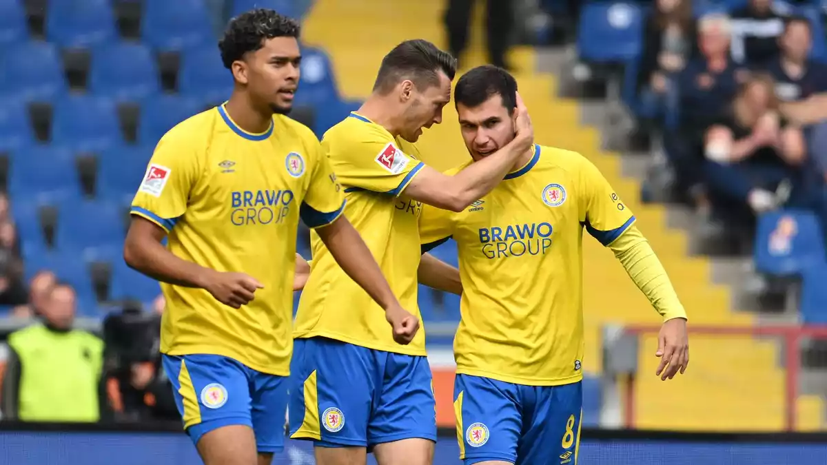 Maximilian Entrup (M) erzielte das 1:1 für Eintracht Braunschweig. - Bild: Swen Pförtner/dpa