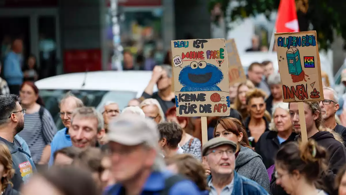 Auch das blaue Krümelmonster aus der «Sesamstraße» ist im Protestzug zu sehen. - Bild: Thomas Banneyer/dpa