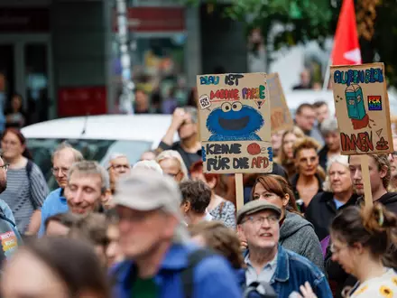 Auch das blaue Krümelmonster aus der «Sesamstraße» ist im Protestzug zu sehen. - Foto: Thomas Banneyer/dpa
