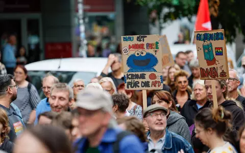 Auch das blaue Krümelmonster aus der «Sesamstraße» ist im Protestzug zu sehen. - Foto: Thomas Banneyer/dpa