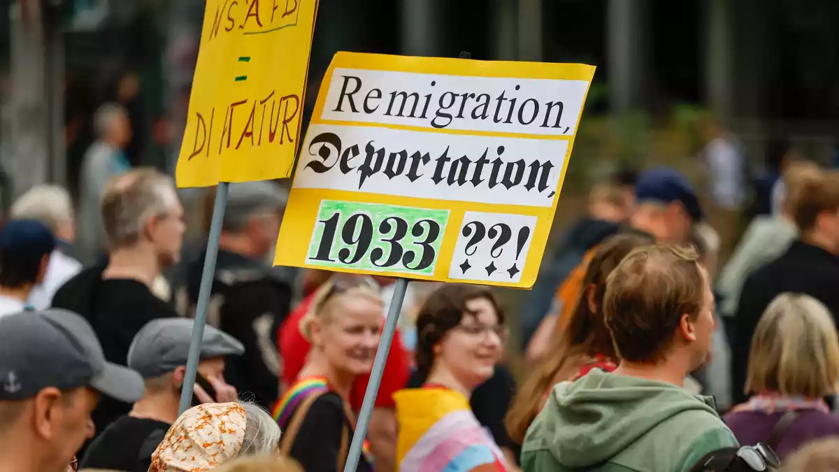 Demonstranten erinnern mahnend an die Anfänge der Nazis in Deutschland. - Bild: Thomas Banneyer/dpa