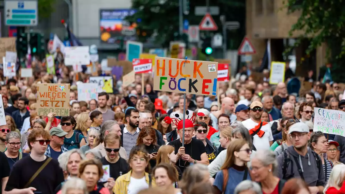 Jung und Alt vereinen sich in Düsseldorf zum bunten Protest. - Bild: Thomas Banneyer/dpa