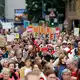 Jung und Alt vereinen sich in Düsseldorf zum bunten Protest. - Bild: Thomas Banneyer/dpa